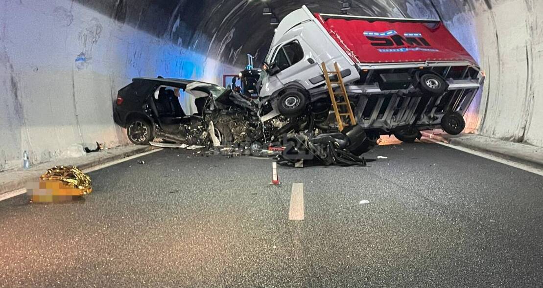 Un șofer român este căutat de polițiștii italieni, după ce a provocat un accident mortal și apoi a fugit de la fața locului. Victima se afla chiar în mașina sa