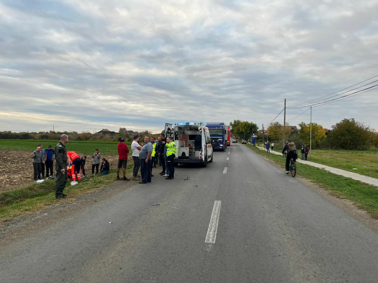 Un motociclist de 29 de ani a murit pe un drum din Arad, după ce a intrat sub roțile unui camion