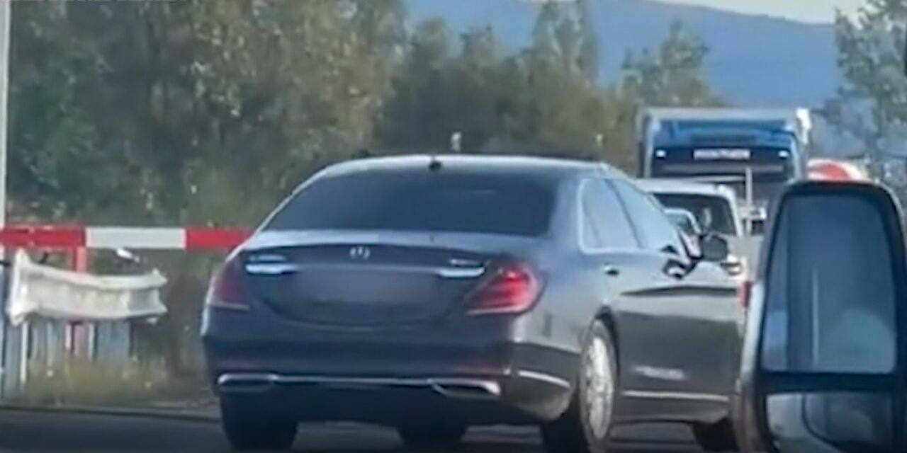 Imagini scandaloase din Satu Mare! Mașina vicepreședintelui Consiliului Județean, filmată făcând slalom printre barierele coborâte peste calea ferată! | VIDEO
