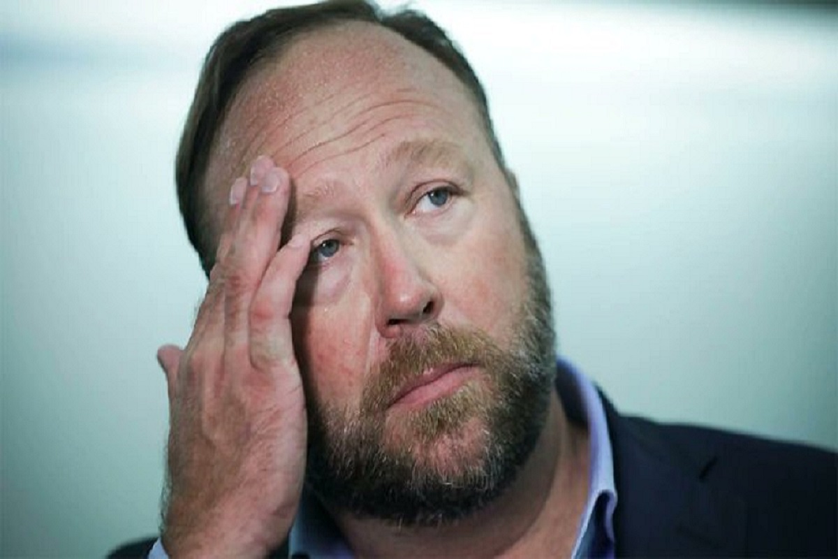 Conspiraționistul american Alex Jones, obligat să plătească despăgubiri de aproape un miliard de dolari. El a susținut că masacrul de la școala Sandy Hook a fost o înscenare