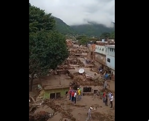 Preşedintele Venezuelei a decretat trei zile de doliu naţional după ce 22 de oameni au murit și peste 50 sunt dați dispăruţi în urma unei alunecări de teren
