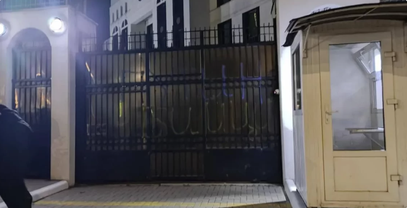 Cadou de ziua lui Putin. Ambasada Rusiei din Chișinău a fost vandalizată. Suspectul, un bărbat originar din Rusia