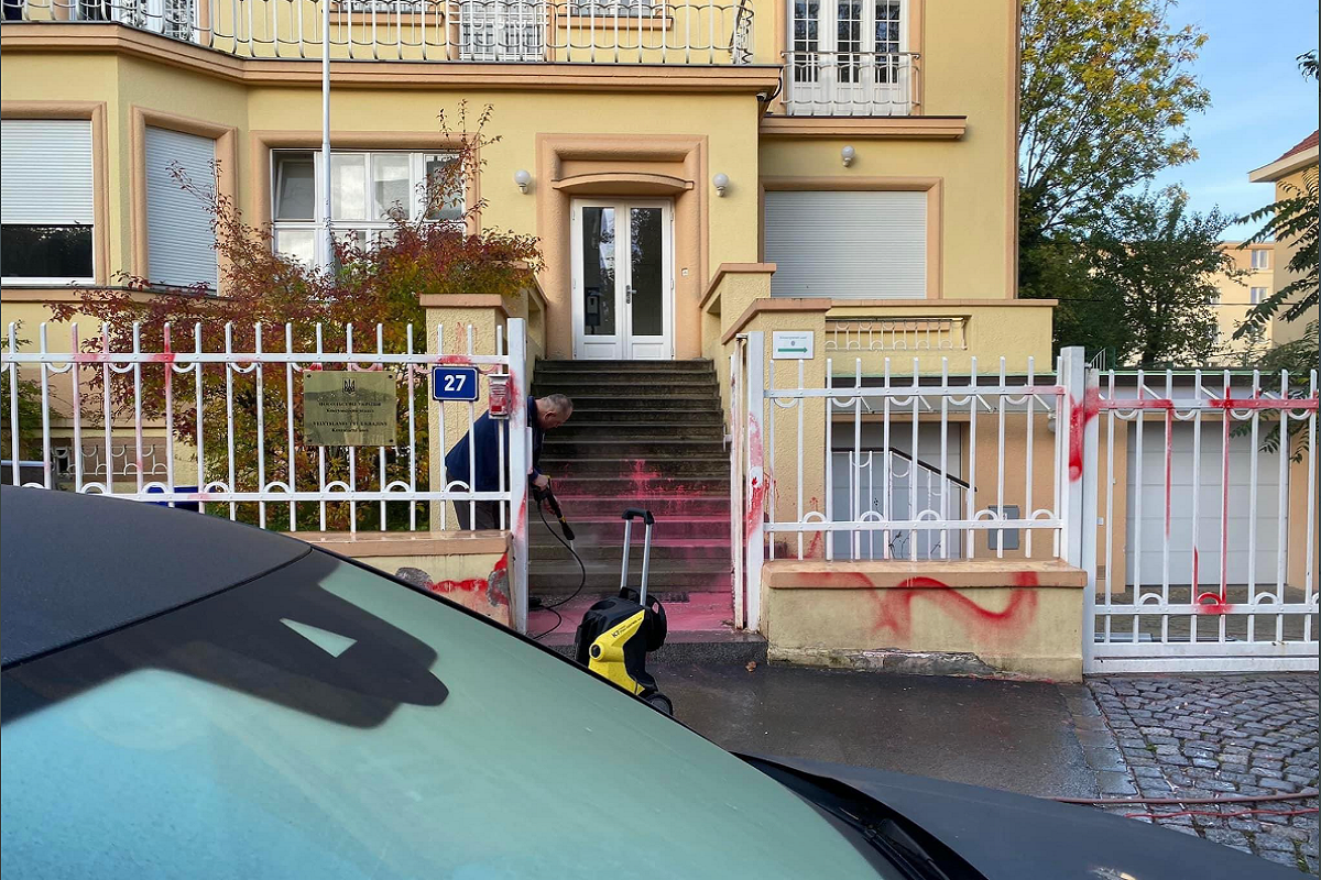 Sediul ambasadei Ucrainei din Praga a fost vandalizat. Poliția îi caută pe vinovați
