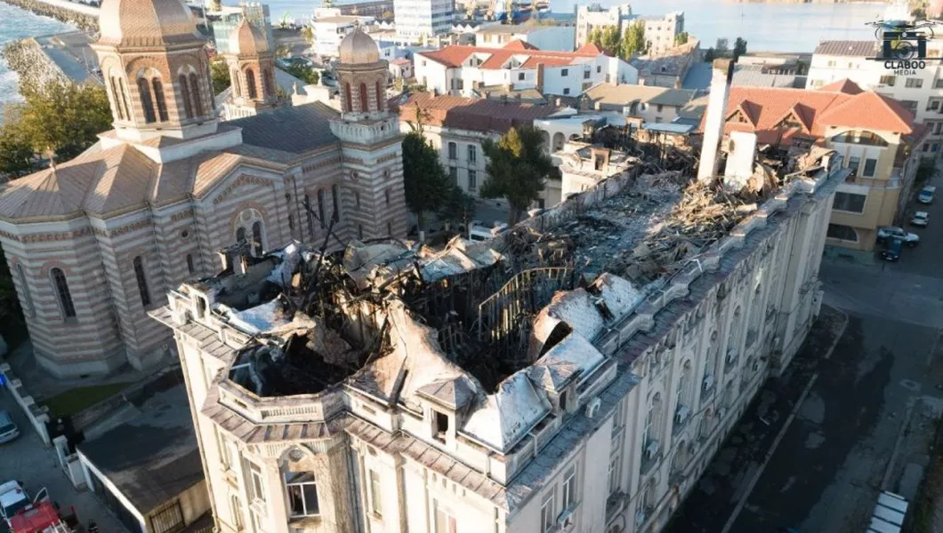 Podul Arhiepiscopiei Constanţei care a fost mistuit de flăcări nu avea autorizație de construire. City managerul: „Nu mai pot fi sancționați. S-a prescris”