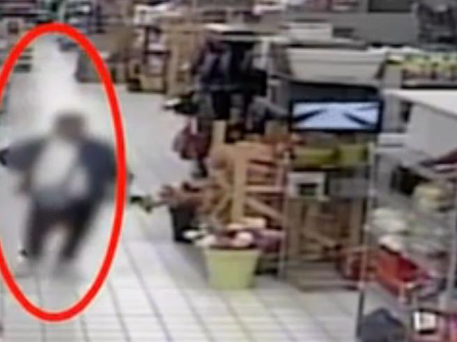 VIDEO | Au apărut imaginile cu atacul de la supermarketul din Milano, soldat cu moartea unei persoane și rănirea altor 5