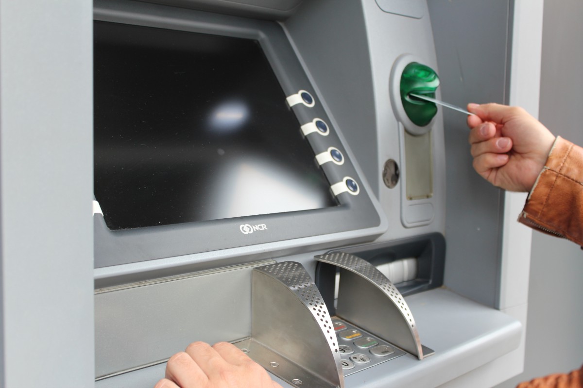 Haos în fața unui bancomat care „arunca” bani. Oamenii s-au călcat în picioare să retragă de acolo