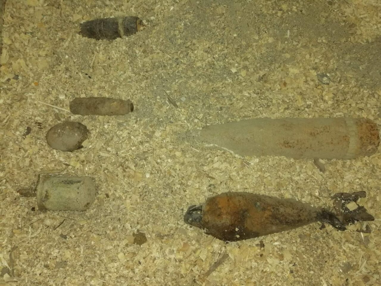 FOTO – Sute de cartușe de infanterie și proiectile explozive, descoperite pe Vârful Rugat, din județul Harghita
