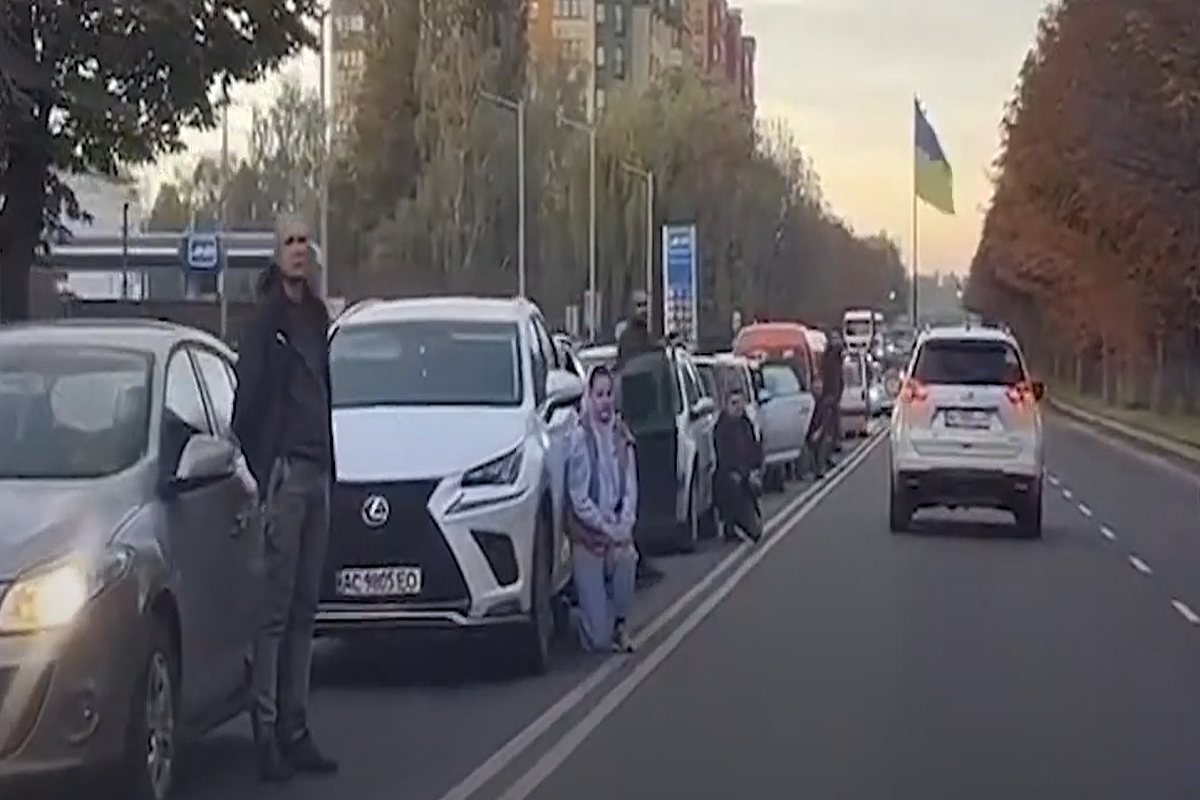 Imagini emoționante într-un oraș din Ucraina. Zeci de oameni au îngenuncheat la vederea unui convoi care aducea de pe front cadavrele soldaților ucraineni