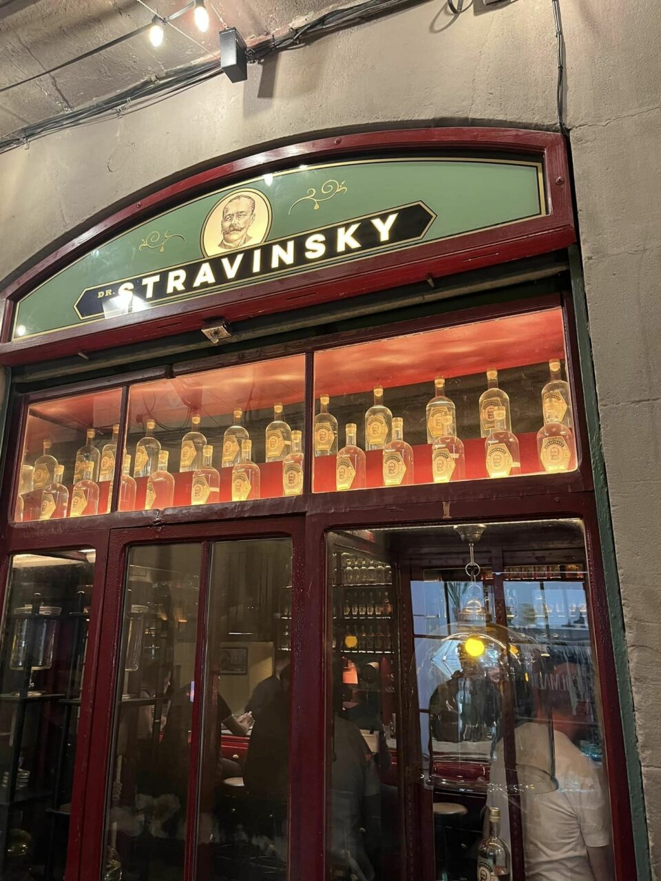 FOTO | O poză cu I.L. Caragiale este imaginea unui cunoscut bar din Barcelona. Amalia Enache: „Au vrut ceva cu iz estic, explică ei”. Reacția unei turiste din România