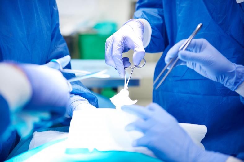 Ce au DESCOPERIT medicii în gâtul unui bărbat care tocmai mâncase fructe de mare