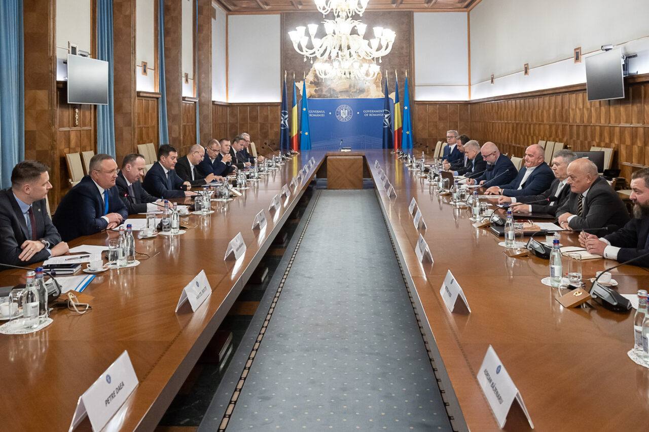 Deficitul comercial al României a sărit de pragul de 20 de miliarde de euro. Ce promisiuni le face premierul exportatorilor și importatorilor
