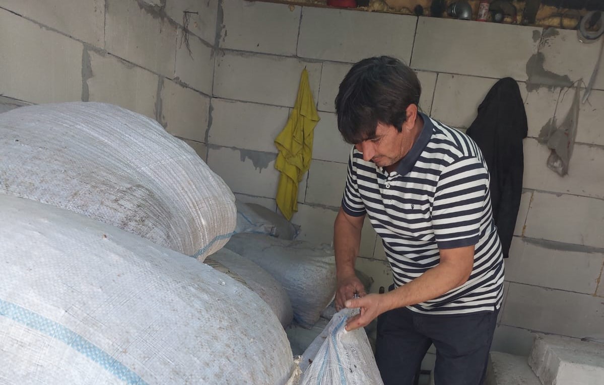 Soluția fabuloasă găsită de un fermier oltean, din cauza costurilor mari la încălzire. A trecut centrala pe…coji de nucă!