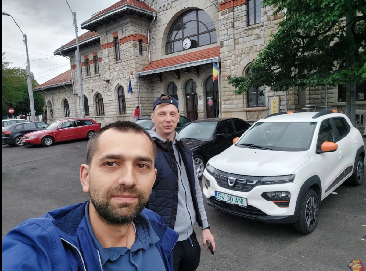 El este primul român care a ajuns cu Dacia Spring la Berlin: ”Nu găseam bilete de avion. M-am hotărât să iau Spring-ul tatălui din curte…”