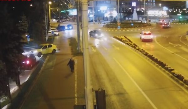 VIDEO | Accident în centrul orașului Suceava. Un taxi a zburat pe plafonul unui Mercedes