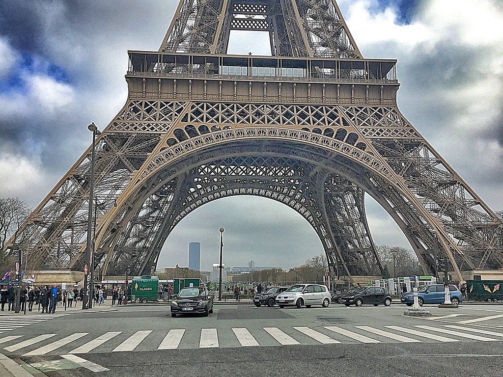 Un român a criticat Parisul și tot TikTok-ul a luat foc. „Dați mii de euro să vedeți șobolani și mormanul ăla de fiare”