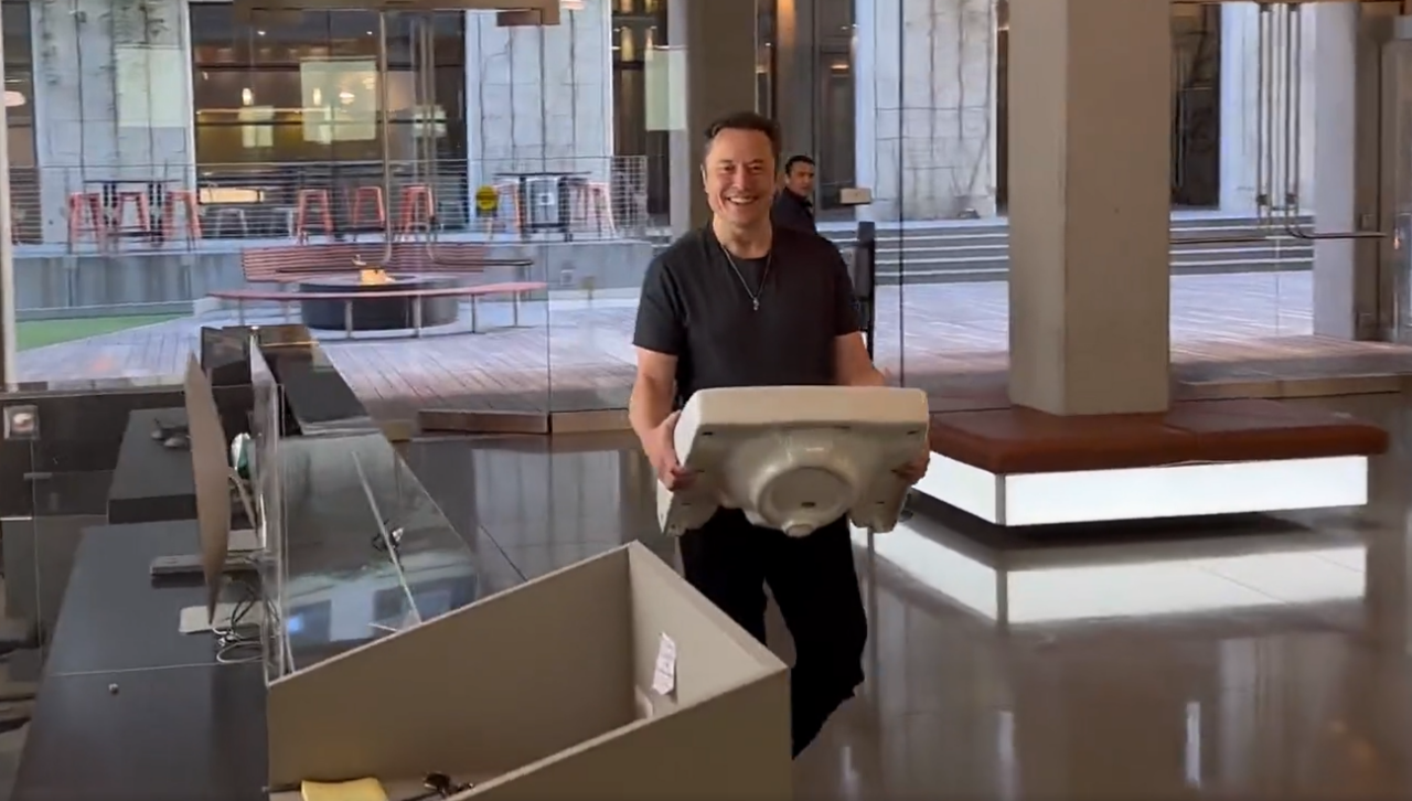 VIDEO | Elon Musk, apariție spectaculoasă în sediul Twitter. Miliardarul intră cu o chiuvetă în brațe