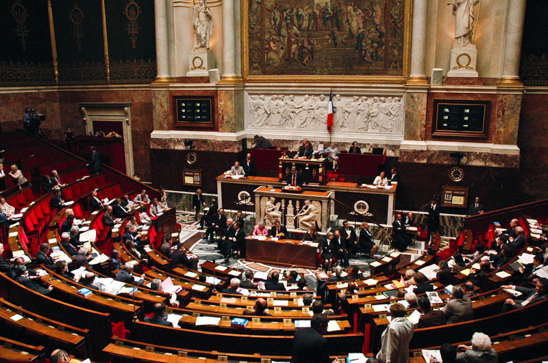 Guvernul lui Macron rezistă. Două moțiuni de cenzură respinse în aceeași zi!