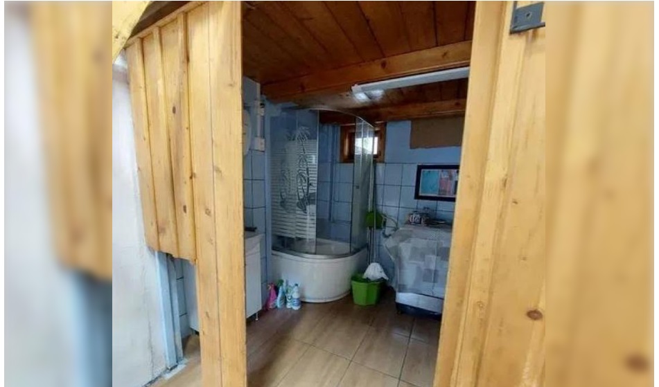 Garsonieră de 14 metri pătrați, cu patul deasupra băii, scoasă la închiriere în Cluj / Cât cere proprietarul