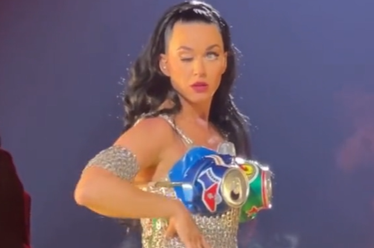 VIDEO | Katy Perry, cu pleoapa căzută în timpul unui concert! Cum au reacționat fanii