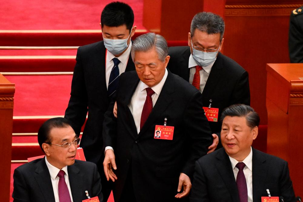 Hu Jintao, fostul președinte al Chinei, luat pe sus și escortat afară de la Congresul Partidului Comunist! | VIDEO