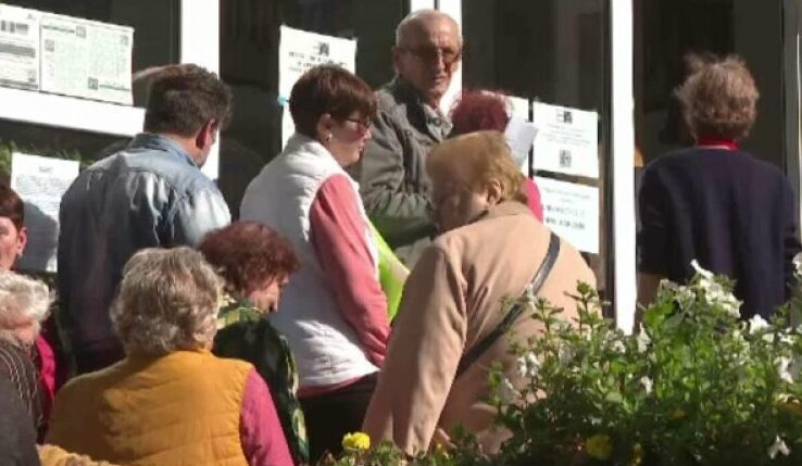 Pensionarii, în număr mare la ușa primăriei din Galați, pentru 30 de lei ajutor la încălzire: „Noi murim de foame”