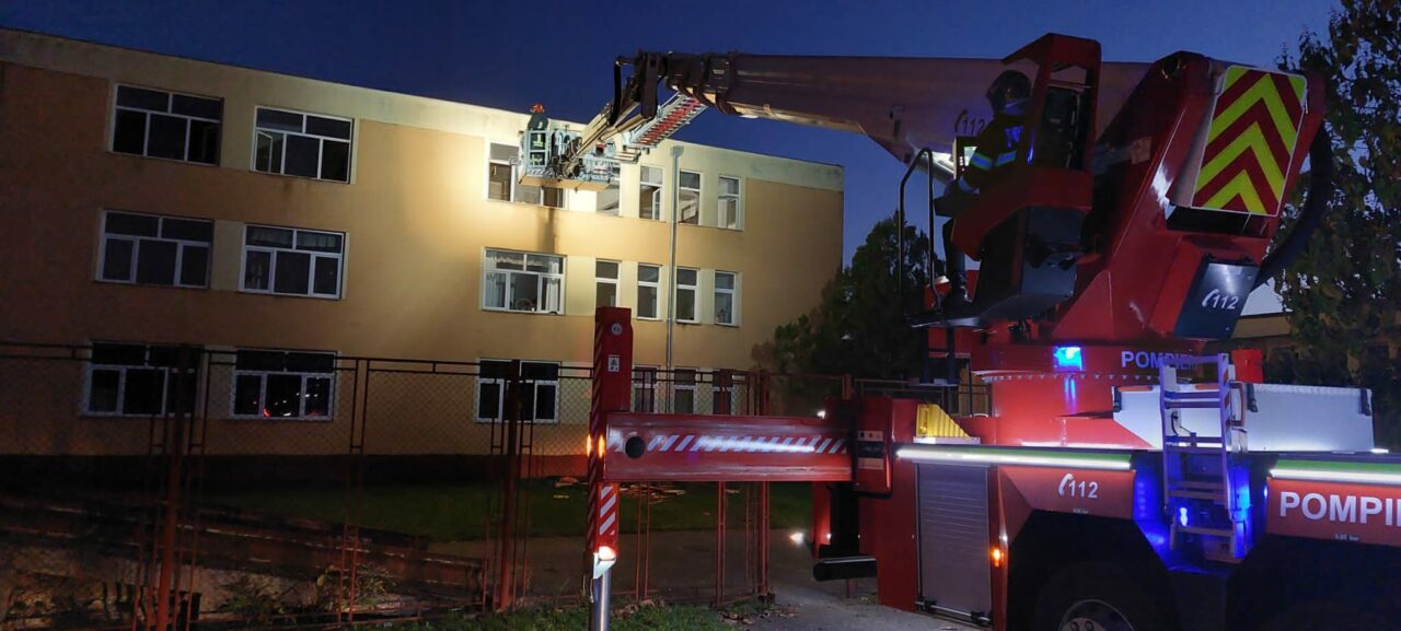 Incendiu la căminul unui liceu din județul Brașov, în care erau cazați mai mulți elevi. Pompierii au intervenit cu 5 autospeciale
