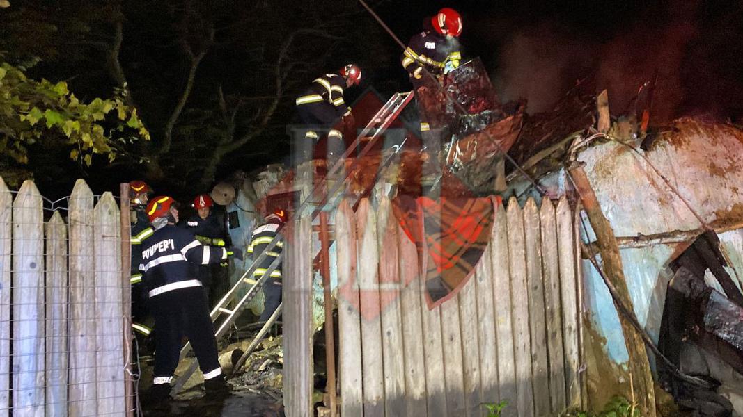FOTO | Pompierii din Iași au găsit două persoane carbonizate într-o casă cuprinsă de flăcări, lângă sediul Inspectoratului de Poliție Județean