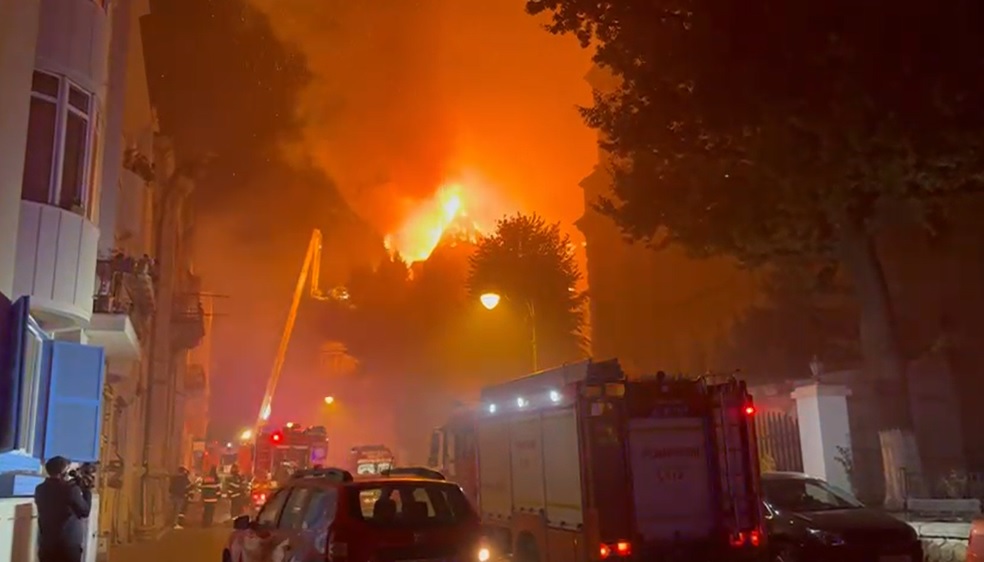 Un incendiu puternic s-a produs la sediul Arhiepiscopiei Constanța. Pompierii s-au luptat cu flăcările câteva ore