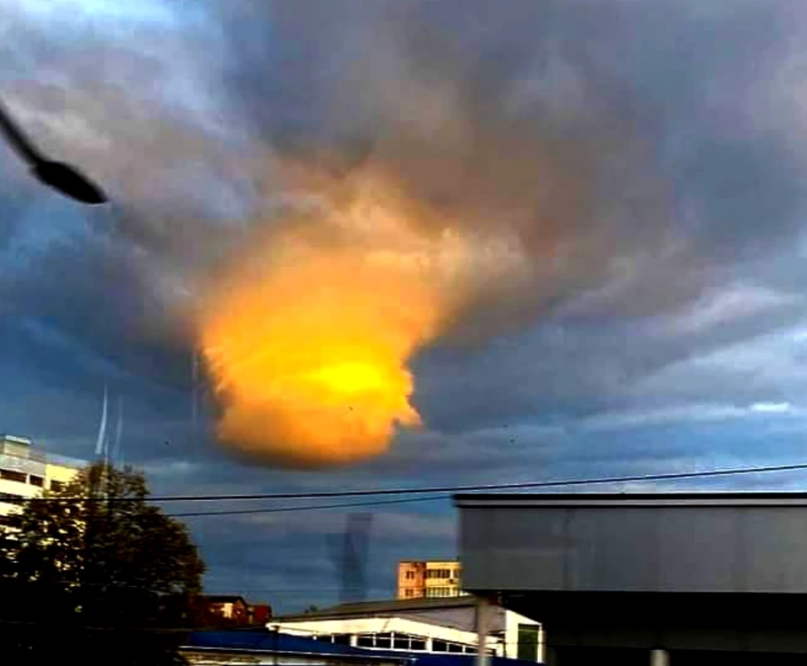 Un nor Cumulus a băgat frica în cetățenii din Iași. Oamenii au crezut că „pâlnia de pe cer“ anunță o tornadă