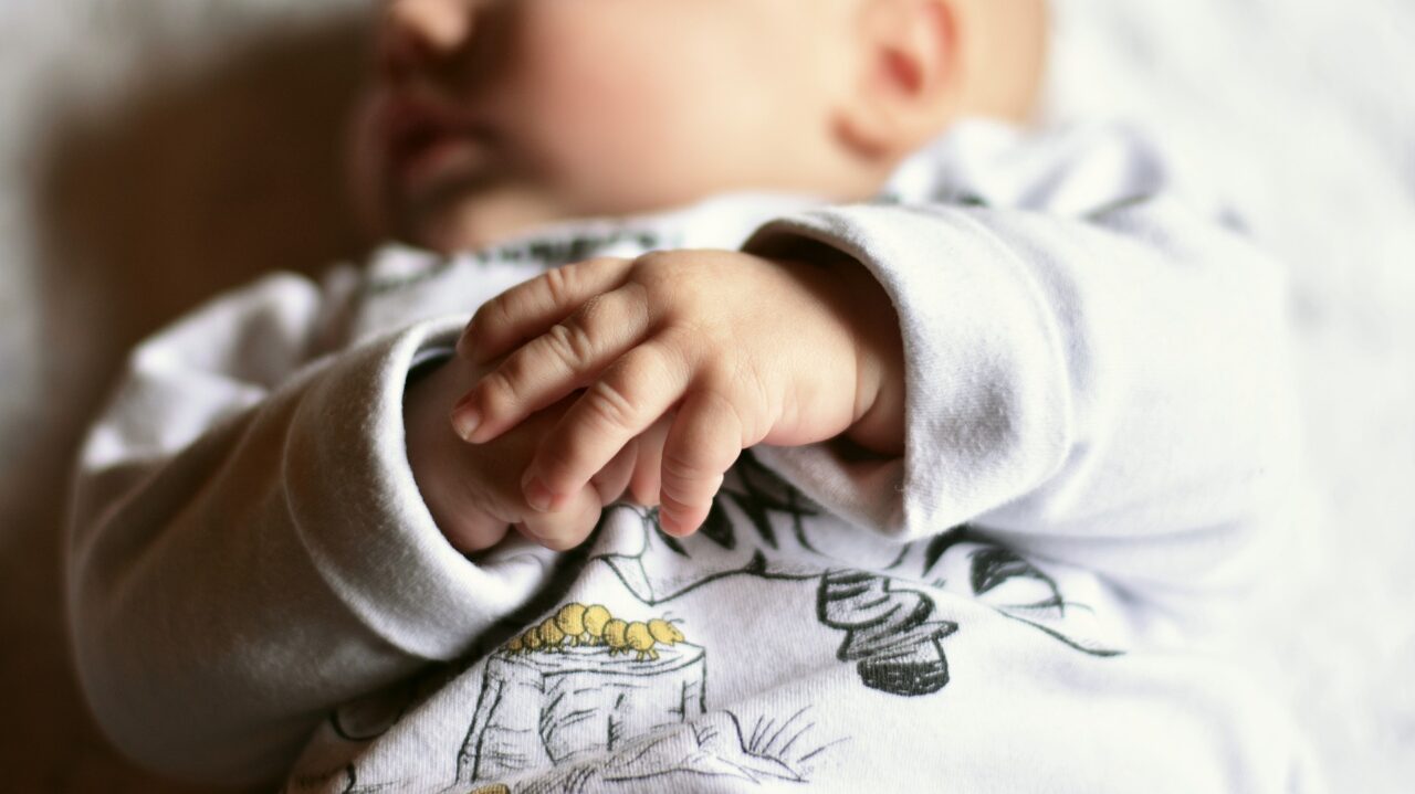 O femeie ACUZĂ medicii după ce a născut un copil cu două capete: ”Mi-au spus că o să am gemeni”