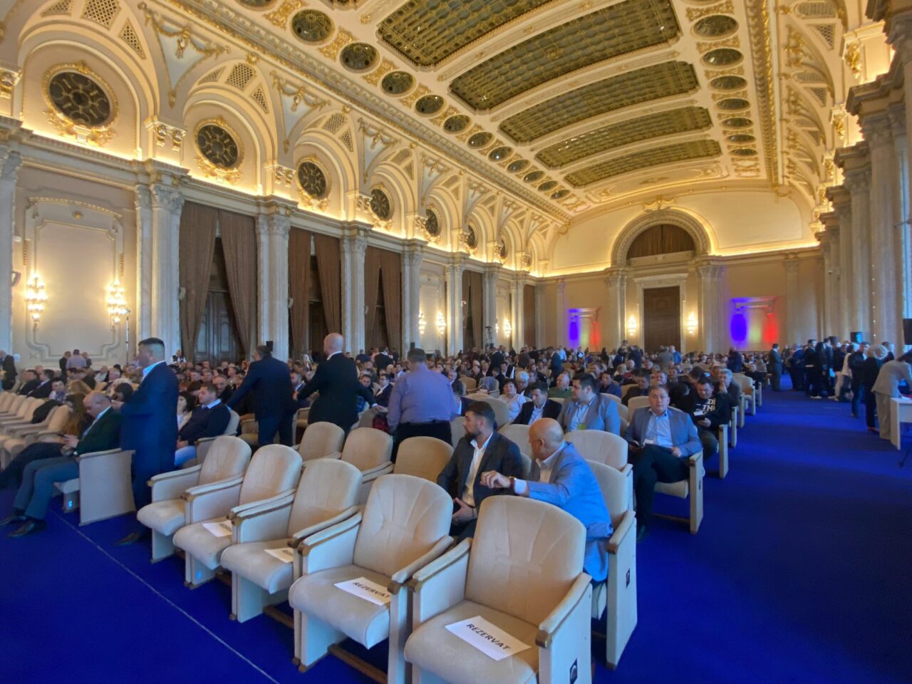 FOTO – VIDEO – Peste 1.200 de aleşi locali ai Partidului Mişcarea Populară se reunesc, sâmbătă, la Palatul Parlamentului