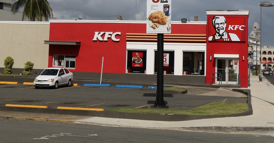 Câți lei primește lunar un angajat KFC. Care este salariul de bază