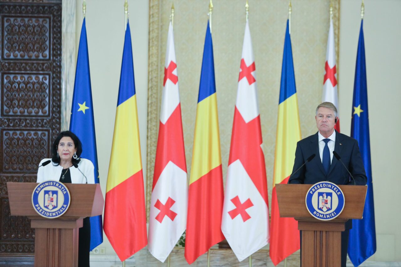 UPDATE: FOTO-VIDEO | Vizită oficială: Preşedintele Georgiei, Salome Zourabichvili, primită de Klaus Iohannis la Cotroceni / „Am discutat despre construirea unui cablu electric între România, Georgia și Azerbaidjan”