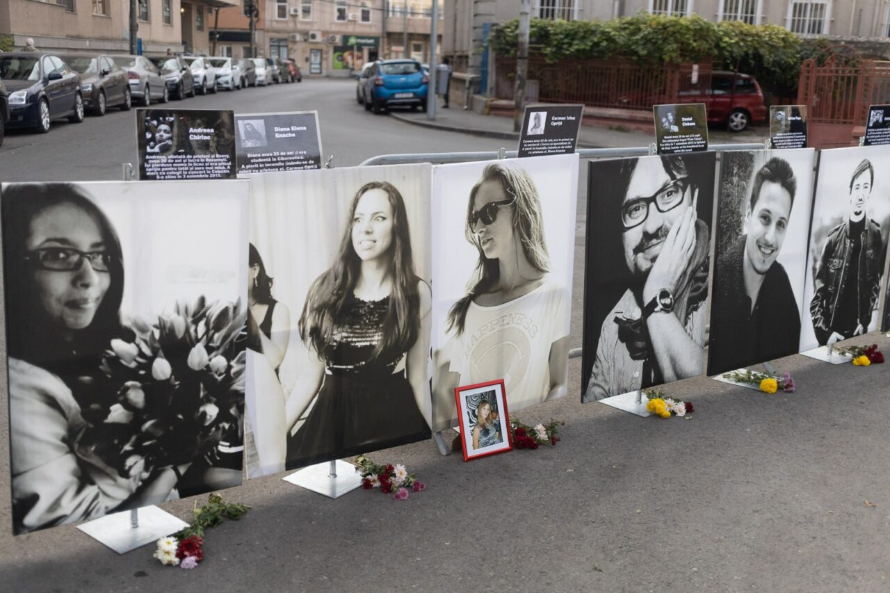 UPDATE | Șapte ani de la tragedia din Colectiv / Portretele victimelor incendiului au fost purtate într-un marș, de la Clubul Colectiv până la Parchetul General / „Este anul în care ne despărțim definitiv de trupul și de sufletul copiilor noștri” (FOTO-VIDEO)