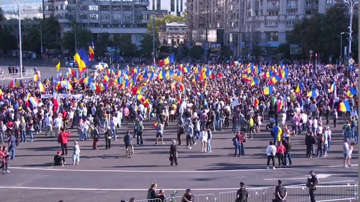 „Marșul Anti-Sărăcie”, în București! Românii din toată țara iau cu asalt Capitala / Proteste în Piața Victoriei și la Guvern!