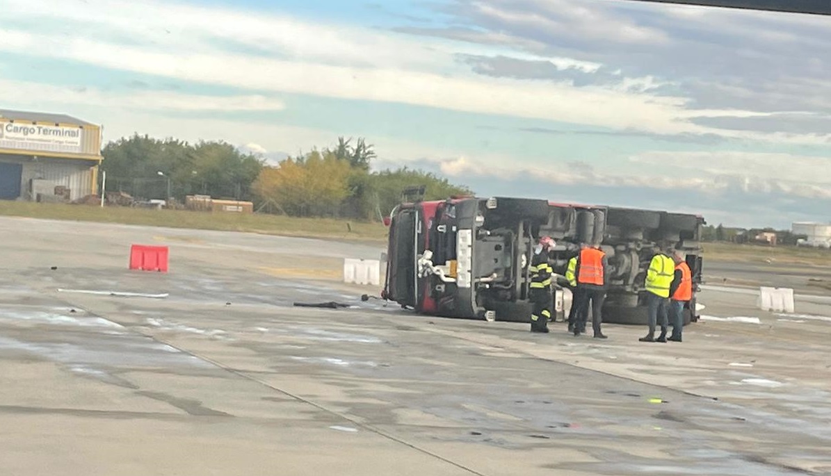 FOTO – O mașină de pompieri s-a răsturnat pe platforma Aeroportului Otopeni / Nu sunt persoane rănite