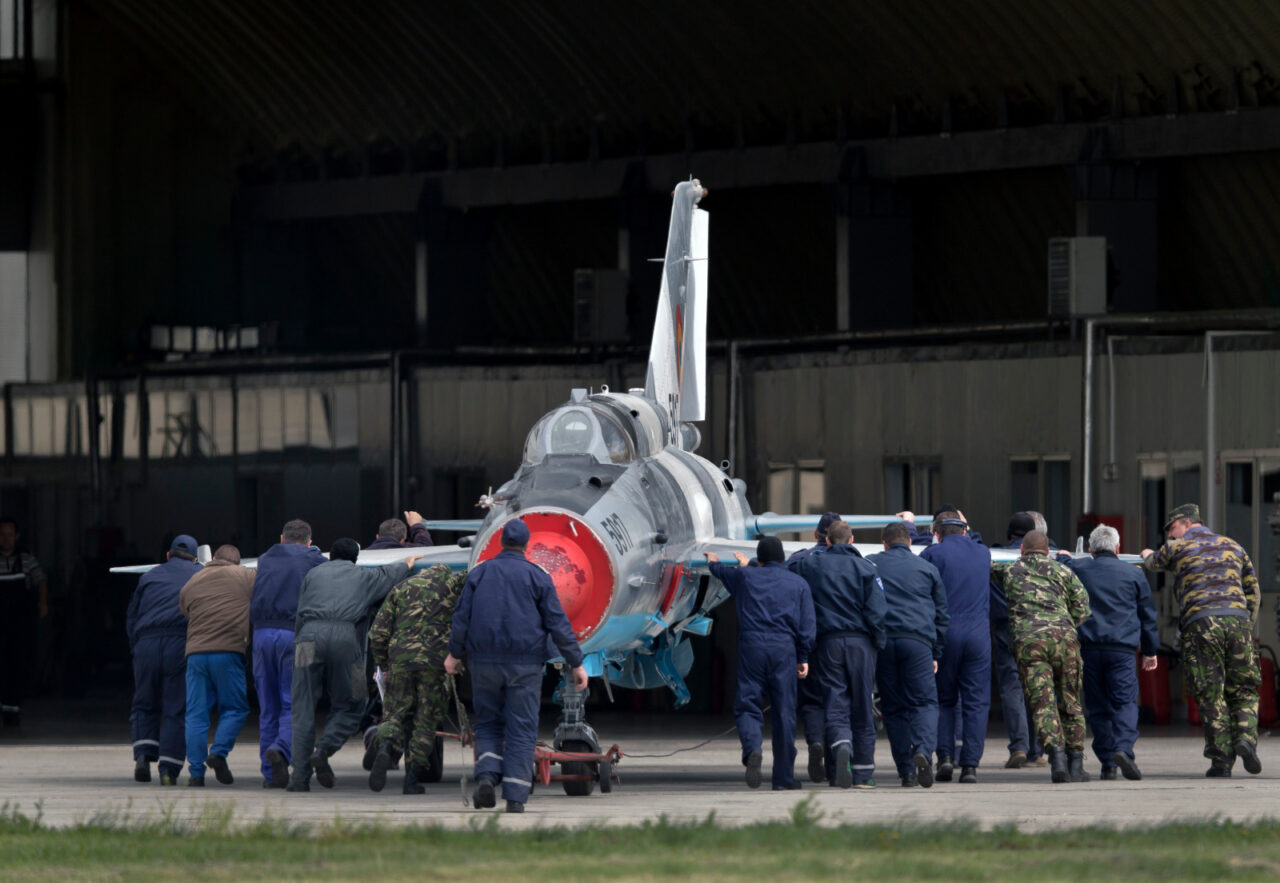 EXCLUSIV | Armata Română nu a mai putut apăra flancul estic al NATO după ce a fost înșelată de o grupare de crimă organizată. Mai multe avioane MIG 21 au fost avariate