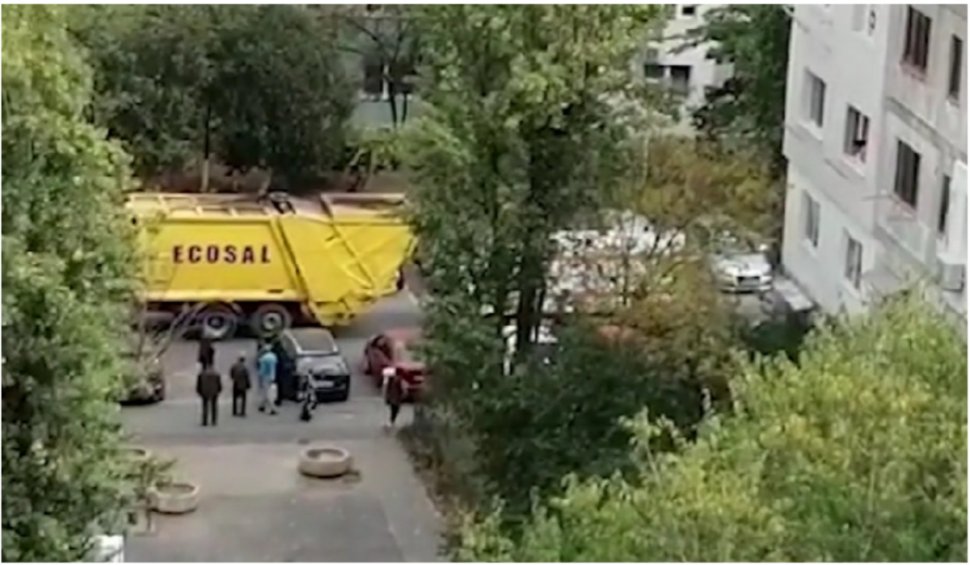 Un om al străzii a murit prins în camionul de gunoi, în timp ce dormea într-un container de reciclare. Muncitorii au auzit târziu strigătele de ajutor