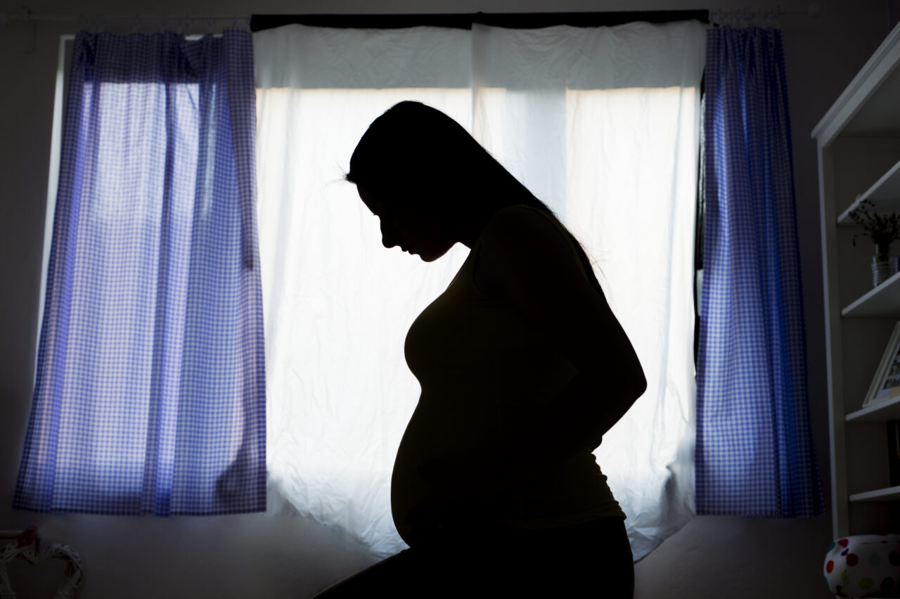 Un bebeluș a murit după ce mama lui l-a născut în baie: „Nu știam că sunt însărcinată”