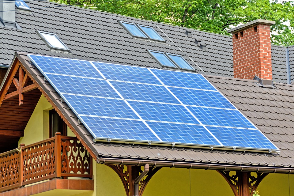 Ministerul Investițiilor pregătește un nou program pentru eficientizarea energetică a caselor. Se vor da bani și pentru baterii de stocare