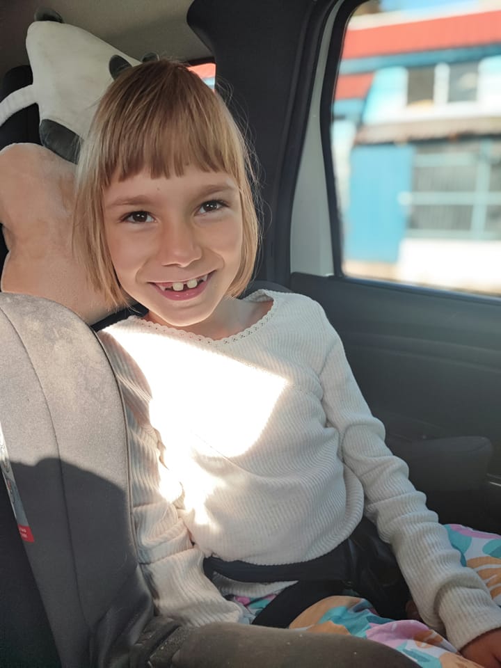 Strigăt de ajutor pentru Alexandra. De 7 ani face terapii zilnic, nu se poate bucura de viață ca alt copil de vârsta ei