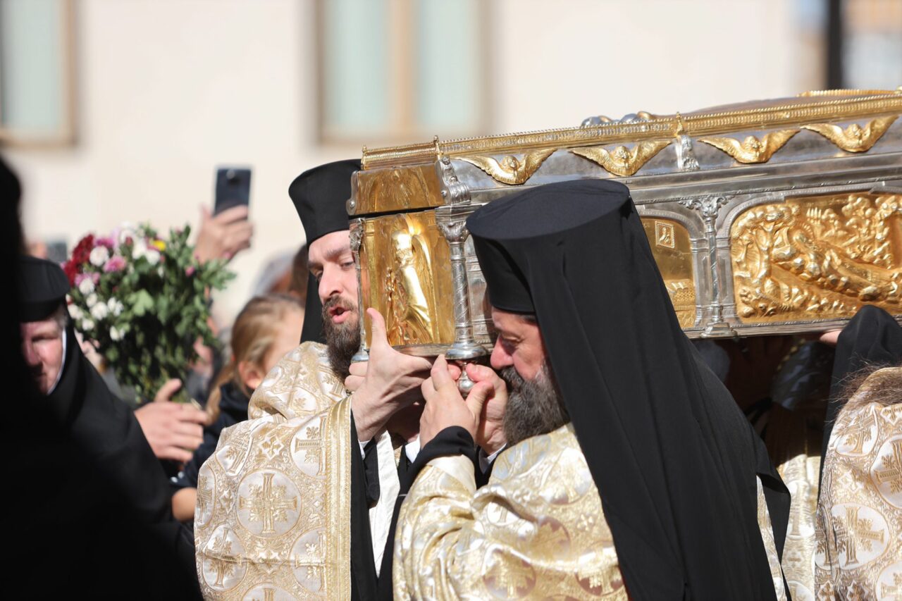 GALERIE FOTO – Sute de pelerini au participat, luni, la procesiunea „Calea Sfinților”, organizată cu ocazia Sărbătorii „Sfântului Dimitrie cel Nou”, Ocrotitorul Bucureștilor