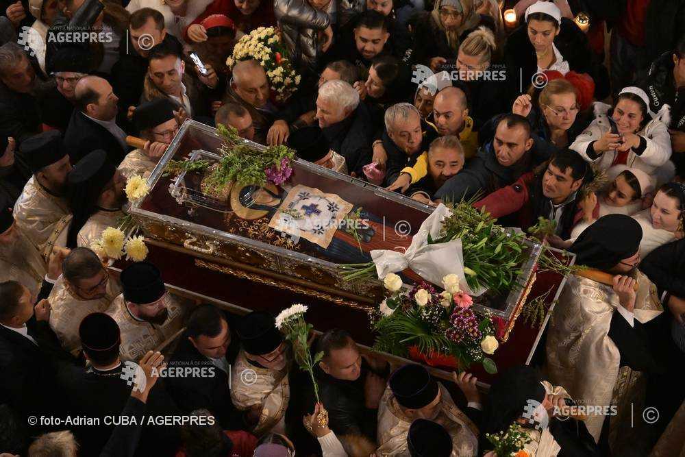 Îmbulzeală în prima zi a pelerinajul Sfintei Cuvioase Parascheva de la Iași. Zeci de persoane au avut nevoie de îngrijiri medicale
