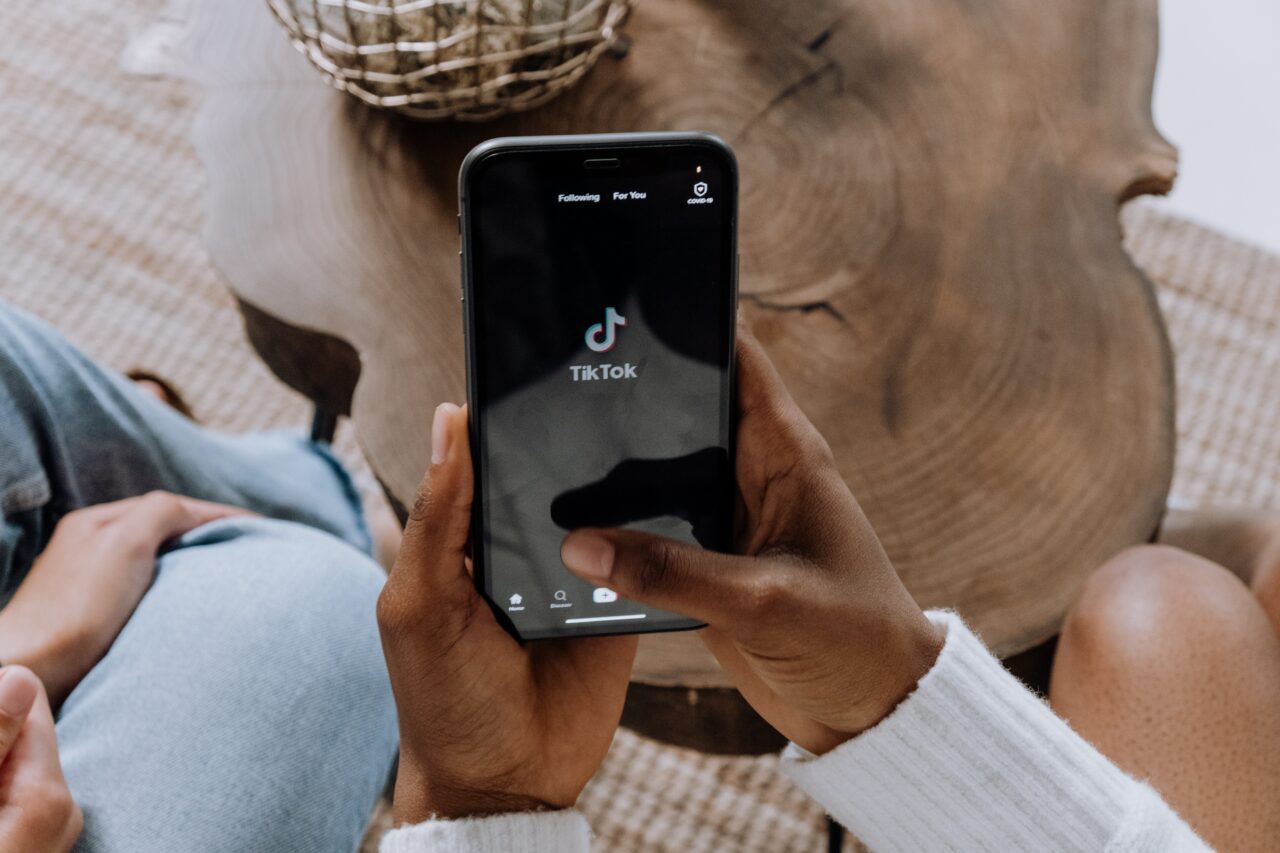 Provocarea periculoasă de pe TikTok. Două tinere s-au ales cu dosar penal