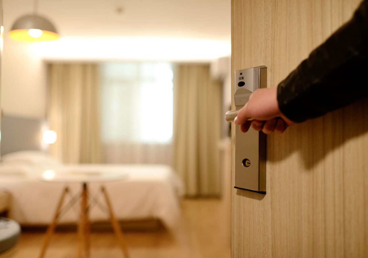 Persoanele care nu mai locuiesc la adresa de reşedinţă, obligate să anunțe autoritățile