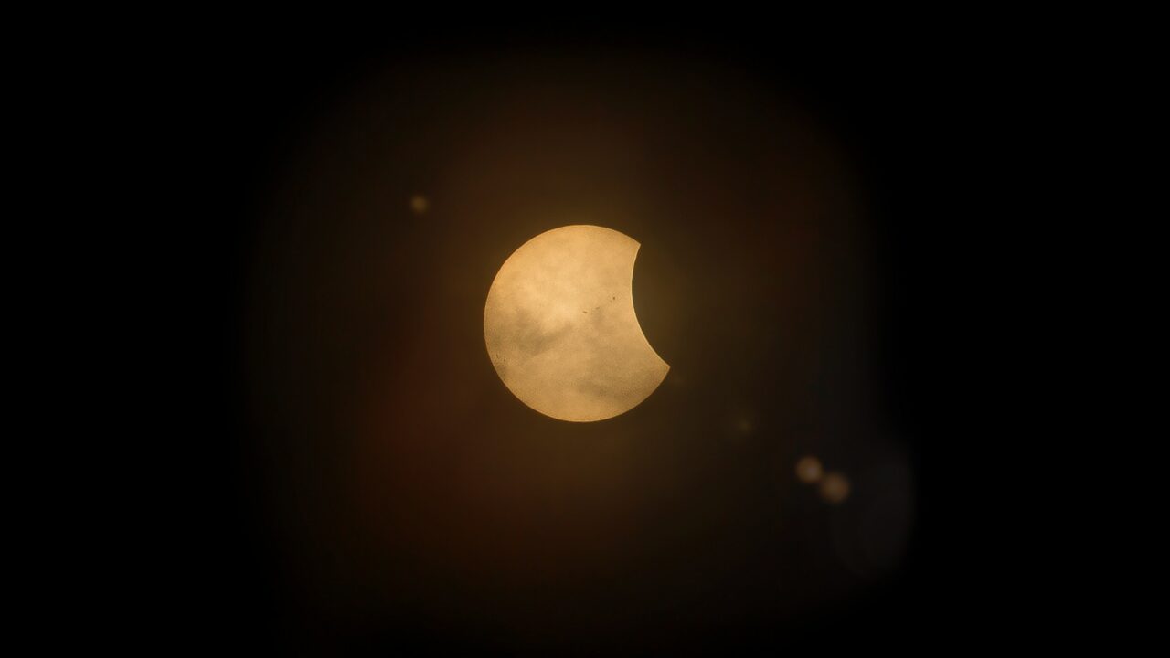 Fenomen astronomic spectaculos. O eclipsă parțială de soare va putea fi urmărită din România