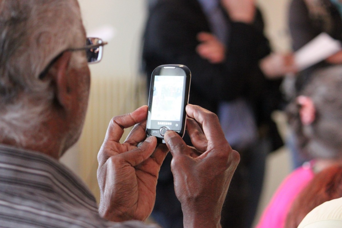 Un pensionar din Prahova s-a trezit cu telefonul suspendat pentru 15,45 lei, deși plătise factura Vodafone. Ce a urmat