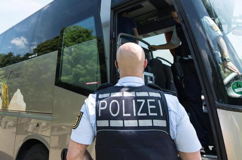 Doi șoferi români de autocar trimiși să se odihnească de polițiști după un control în Germania. Cei doi se aflau pe drum de 30 de ore