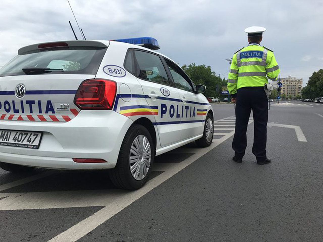Accident ca-n filme la Brăila. Patru tinere, ieșite să dea o tură prin oraș, au zburat cu mașina peste un giratoriu și au ajuns în curtea unei case