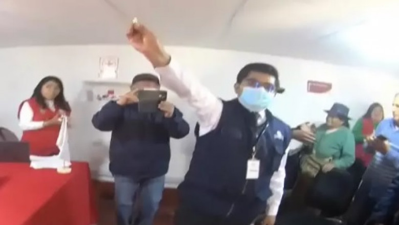 VIDEO | Orașul în care primarii se aleg ca la fotbal, când există egalitate de voturi între candidați. Autoritățile au dat cu banul pentru a alege edilul